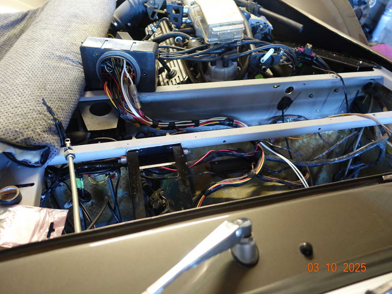 Sicherungskasten und Elektrik beim Armaturenbrett / Fuse box and electrical system at the dashboard